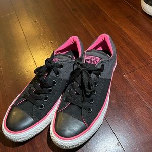 Converse Black , gray w /pink never worn still in box           non smoking home